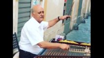 Roma, musica per le vie del centro: l'artista di strada incanta i turisti