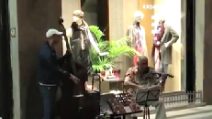 Firenze, violino e contrabbasso in strada: i musicisti stupiscono tutti con il loro talento