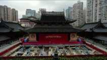 Shanghai, troppi turisti e il tempio buddista viene spostato di 30 metri: lo spettacolare timelapse