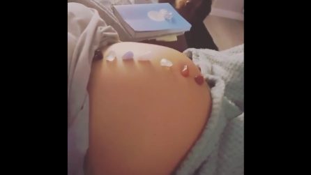 Mette le pietre sul pancione e mostra cosa succede: una scena emozionante