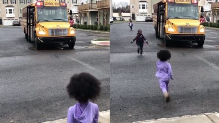 Aspetta che il fratellino ritorni da scuola: la scena è davvero emozionante