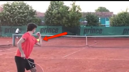 Appoggia la pallina sul braccio e guardate cosa succede: un trucchetto da vero maestro