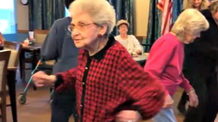 Parte la musica e la nonnina si scatena: lasciatevi contagiare dalla sua gioia di vivere