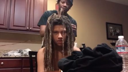 Si taglia i capelli dopo 9 anni: la reazione della madre alla trasformazione