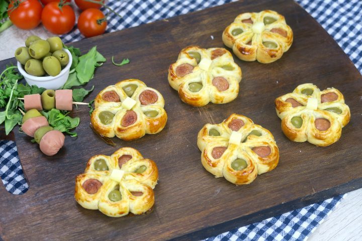 Fiori di pasta sfoglia l\u0027antipasto sfizioso pronto in pochi minuti con un semplice trucchetto!