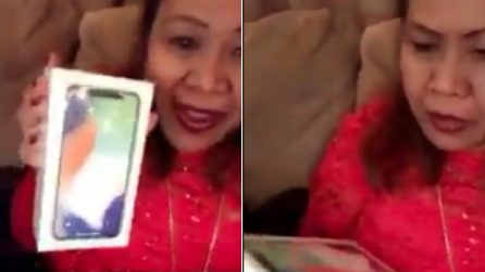 Regala alla madre un iPhone X, ma lei pensa sia un profumo: l'equivoco è esilarante
