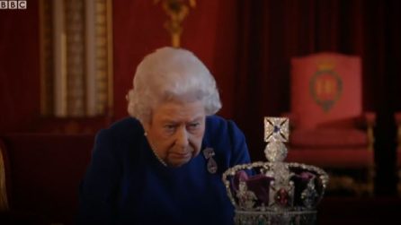 La regina Elisabetta e la corona: "Pesante da spezzare il collo"