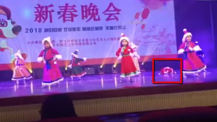 La bimba si addormenta durante lo spettacolo: la scena è davvero comica