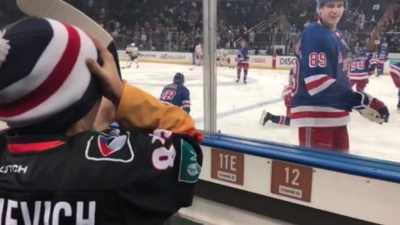 Il gesto commovente durante la partita: giocatore realizza il sogno di un piccolo fan