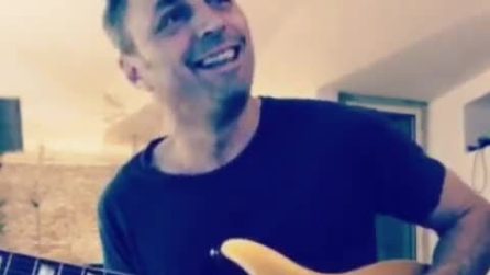 "Proviamo questa nuova chitarrina", Alex Britti si diverte suonando la nuova arrivata