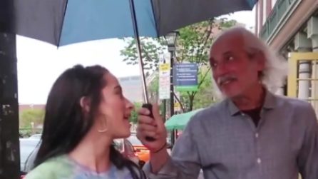 Chiede l'ombrello in prestito ai passanti perché teme di "sciogliersi": indovinate cosa nasconde