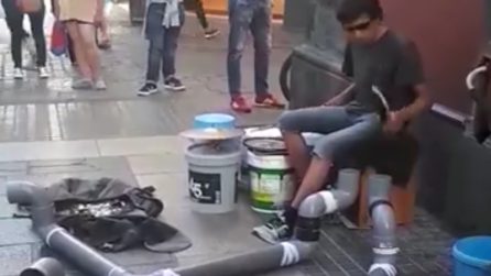 Il talento non ha bisogno di grandi mezzi: la sua esibizione è pazzesca