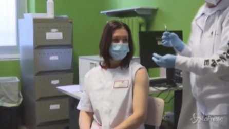 Vaccini, a Genova la prima dose somministrata all'infermiera Gloria Capriata