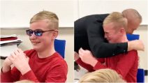 Ragazzo daltonico prova gli occhiali per vedere il mondo a colori: la sua reazione è commovente
