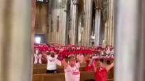 Stadio vietato, tifosi del Colonia in chiesa a fare la sciarpata: amore incondizionato per i propri colori