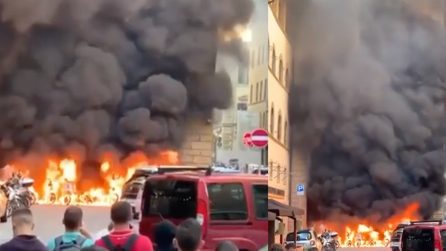 Firenze, enorme incendio in piazza: provocato da due minorenni