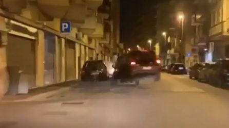 Brindisi, follia in città: auto si solleva dopo il violento scontro