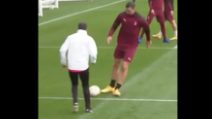 La magia in allenamento di Ibrahimovic su Instagram: "Dove vai amico?"