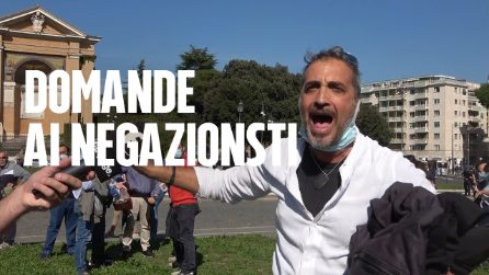 Le domande che hanno fatto infuriare i negazionisti del Covid alla manifestazione di Roma