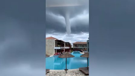Maltempo, enorme tromba marina ripresa da un villaggio
