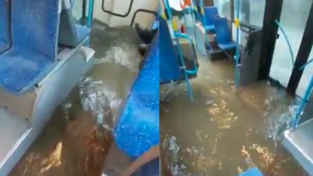 Autobus come fiumi: completamente invasi dall'acqua