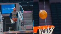 Steph Curry torna con un canestro dagli spalti: le immagini straordinarie