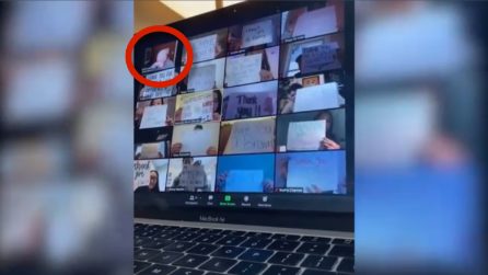 Gli studenti mostrano dei cartelli durante la lezione su Zoom: il prof. scoppia in lacrime