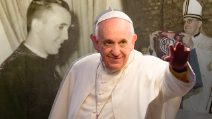 L'uomo venuto da lontano per spiegarci l'amore. Papa Francesco compie 84 anni