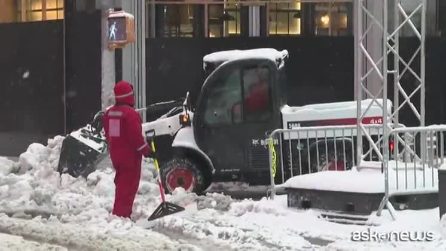 New York sotto la neve, le immagini da Times Square