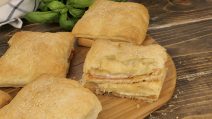 Quick Parigina pizza: this tasty recipe is ready to serve in 20 minutes.