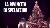 A Roma si illumina il nuovo Spelacchio 'parlante': "È bello essere a casa"