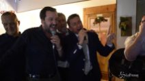 Karaoke Salvini, il Ministro dell'Interno canta "Vita Spericolata" di Vasco