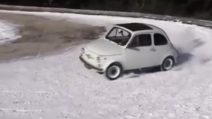 La 500 non si ferma nemmeno sulla neve: le derapate con la mitica FIAT