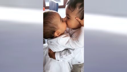 Mateo coccola Martina e le dà un bacetto: la scena tenerissima in casa Cristiano Ronaldo