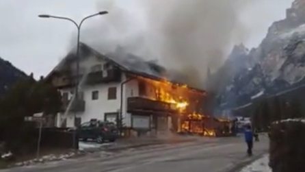 Le fiamme travolgono velocemente l'edificio: le immagini spaventose