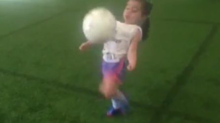 È molto piccola e ama il calcio: il suo allenamento è fenomenale