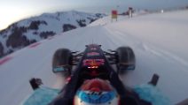 Follia di Verstappen sulla neve: discesa libera sul ciglio di un burrone