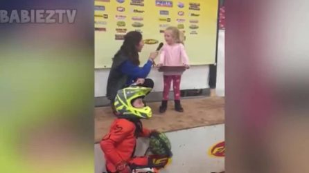 "Vuoi ringraziare i tuoi genitori?" l'adorabile risposta della bambina conquista tutti
