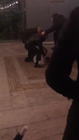 scarica ragazzo down picchiato