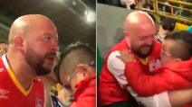 Il figlio è cieco, allo stadio papà gli trasmette le emozioni della sua squadra del cuore