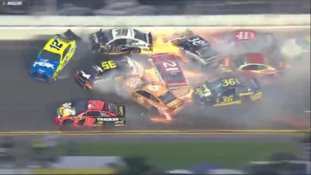 Nascar, terrificante incidente alla Daytona 500: 21 auto coinvolte