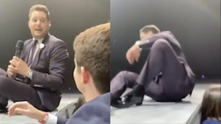 Michael Bublé lascia il microfono a un fan durante il concerto: abbandona la scena