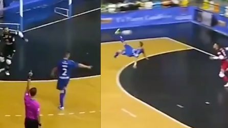 L'assist al bacio del portiere: il compagno segna con una splendida rovesciata