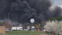 Perugia, incendio in un capannone di rifiuti: la colonna di fumo è spaventosa