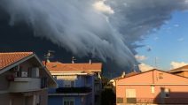 Teramo, il cielo diventa nero: le immagini inquietanti della shelf cloud