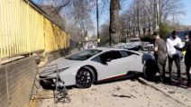 Parte con una meravigliosa Lamborghini: ma perde il controllo in strada e distrugge un gioiello da 300 mila euro