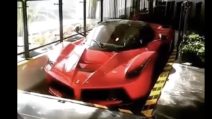 Un parcheggio originale: la Ferrari sale dal basso e mostra la sua bellezza
