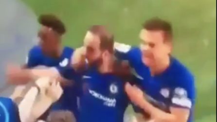 Higuain segna col Chelsea e viene "festeggiato" da una tifosa in modo molto particolare