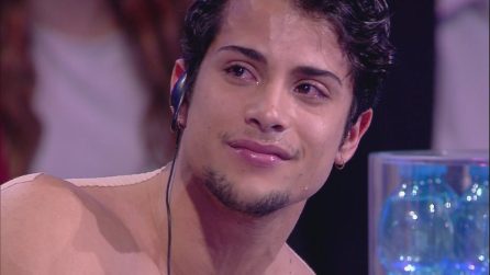 Amici - Una sorpresa per Rafael, che scoppia a piangere