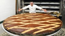 La pastiera napoletana più grande del mondo: al Gambrinus di Napoli l'impresa da record